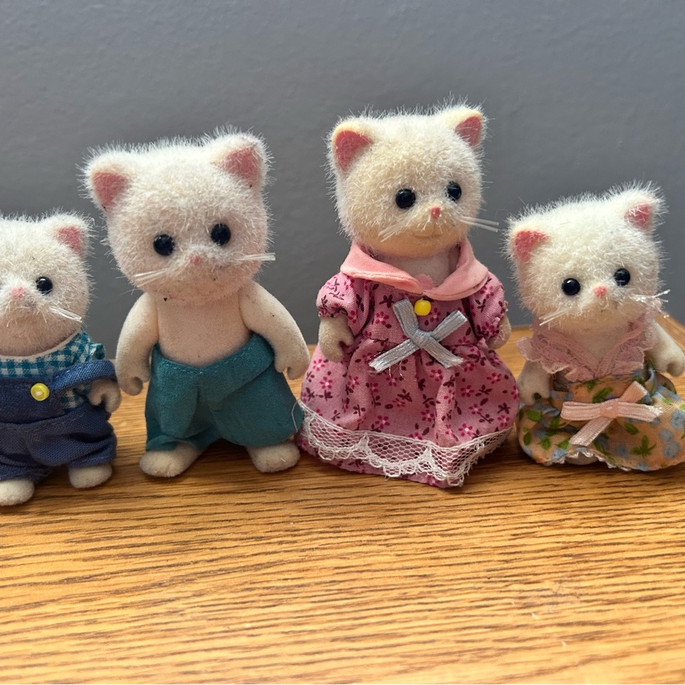 VINTAGE 2010 Calico Critters Persian Cat family.